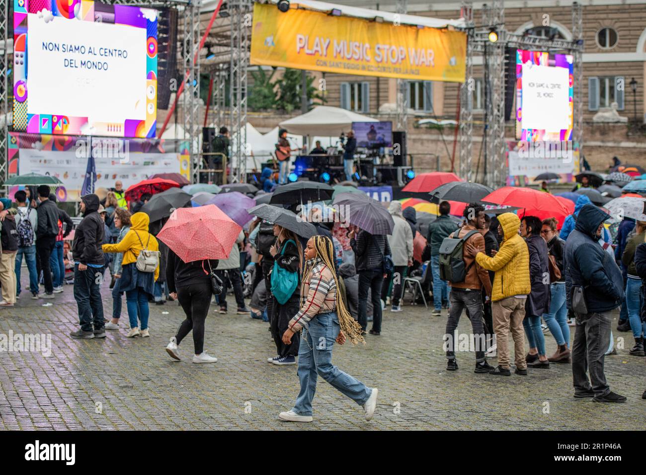 Des spectateurs tenant des parapluies assistent au concert pour la paix organisé par la Communauté de Sant'Egidio. "Play Music Stop War" sur la Piazza del Popolo, la deuxième édition du marathon de musique organisé par la Communauté de Sant'Egidio pour dire non à la guerre en Ukraine et à toutes les guerres. Les finalistes du concours de musique "Play Music Stop violence", promu par le mouvement Jeunesse pour la paix, étaient également sur scène: De jeunes artistes et groupes émergents ont proposé leurs chansons originales au nom de la paix, de la solidarité et de l'inclusion. La Communauté de Sant'Egidio est un mouvement laïc d'inspiration chrétienne catholique, dédié Banque D'Images