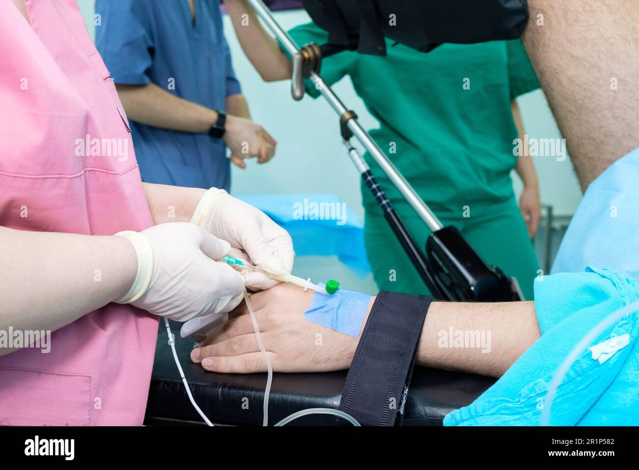 Le médecin insère un cathéter dans une veine du du patient pour