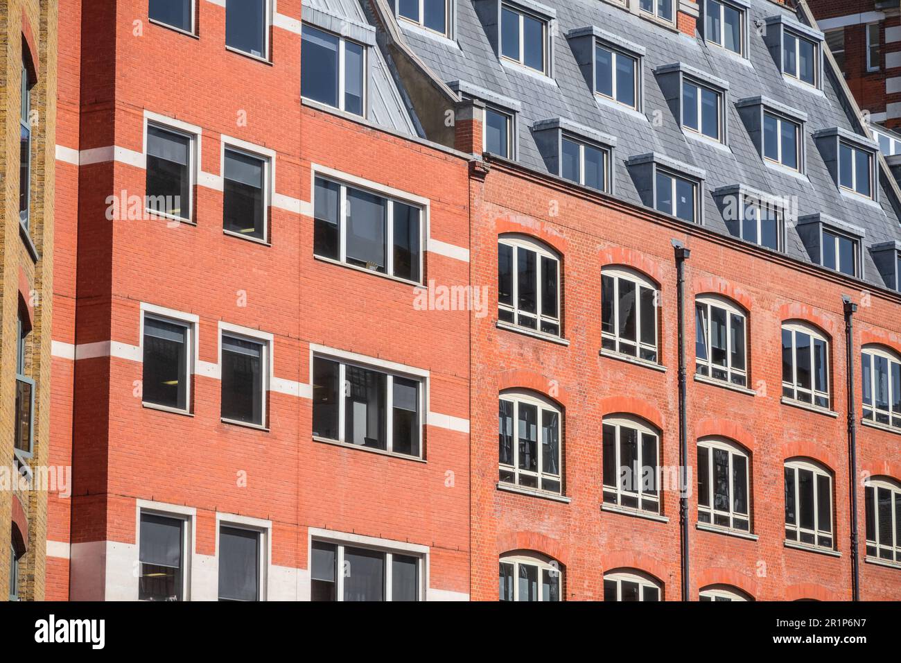 Hôtel particulier contemporain en brique rouge autour de Holborn à Londres Banque D'Images