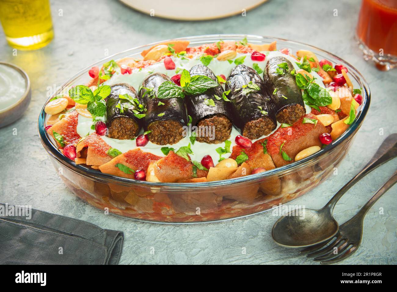 Plat traditionnel du Moyen-Orient 'Fattet Makdous'. Il est savoureux couches se compose d'aubergines frites farcies avec de la viande hachée épicée et de la sauce tomate. Banque D'Images