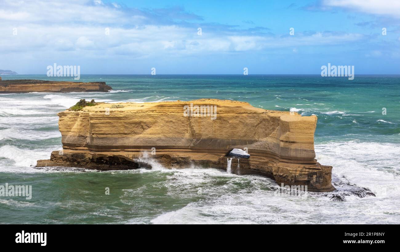 Le Baker's Oven a donc appelé à la forme de l'arche naturelle dans la face de la falaise. Une pile de mer sur la côte de la Great Ocean Road, en Australie. Banque D'Images