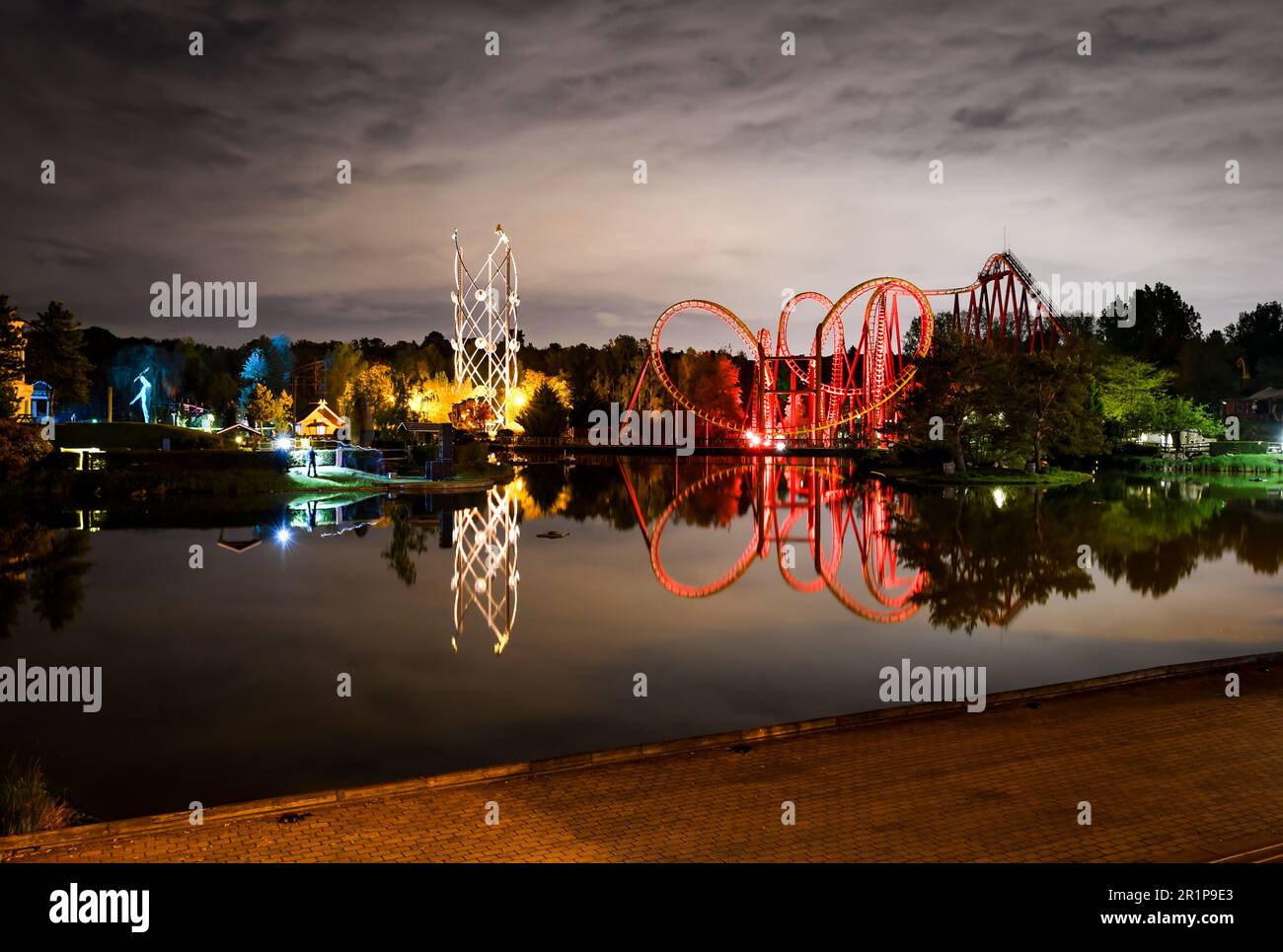Montagnes russes du Parc Astérix, parc à thème près de Paris en France. Banque D'Images
