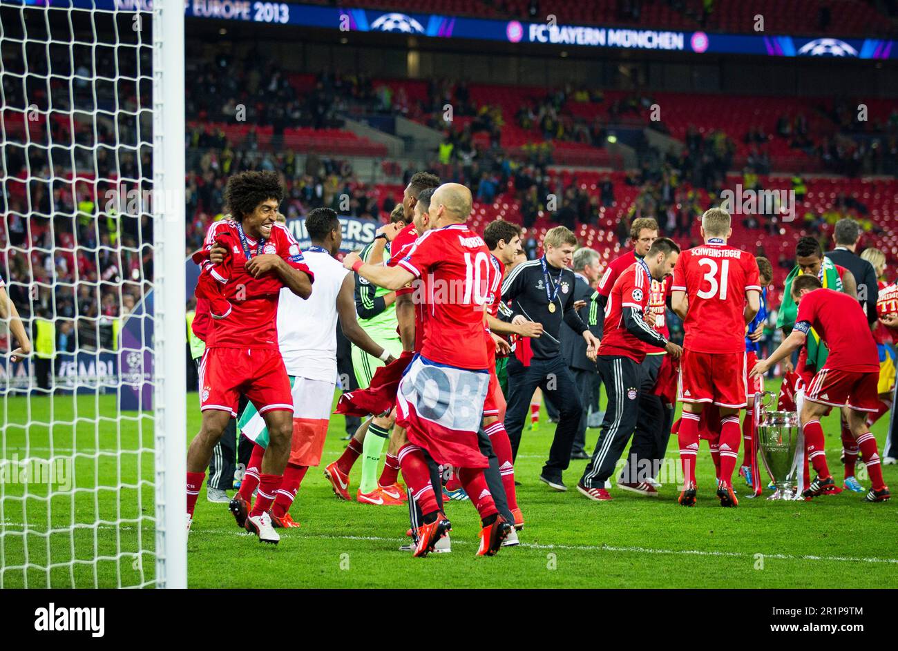 Londres, 25.05.2013, Wembley Münchener Schlussjubel: Dante, Arjen Robben (FCB) Borussia Dortmund - FC Bayern Munich Champions League finale der Herren Banque D'Images