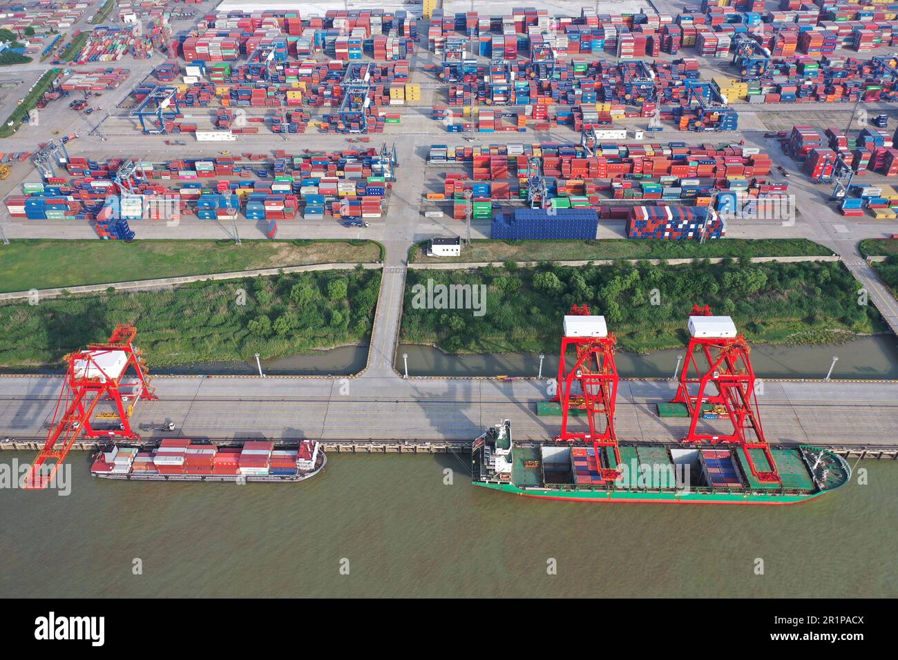 NANJING, CHINE - le 15 MAI 2023 - les navires de fret se brandient au terminal à conteneurs de Longtan du port de Nanjing, dans la province de Jiangsu, en Chine, au 15 mai 2023. Banque D'Images