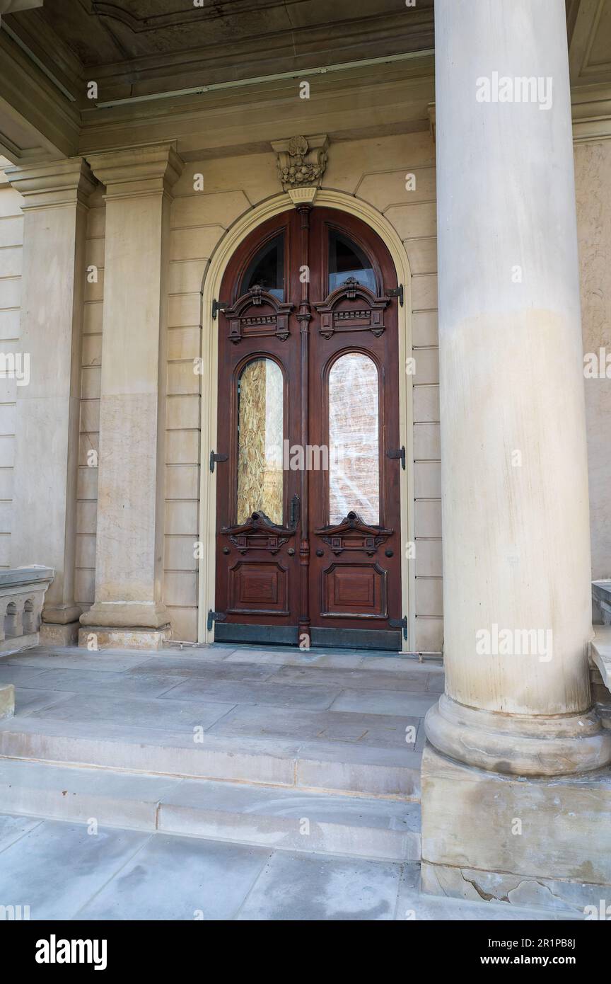 Entrée au bâtiment du Capitole du Michigan avec panneau en contreplaqué derrière la fenêtre de la porte vitrée Banque D'Images