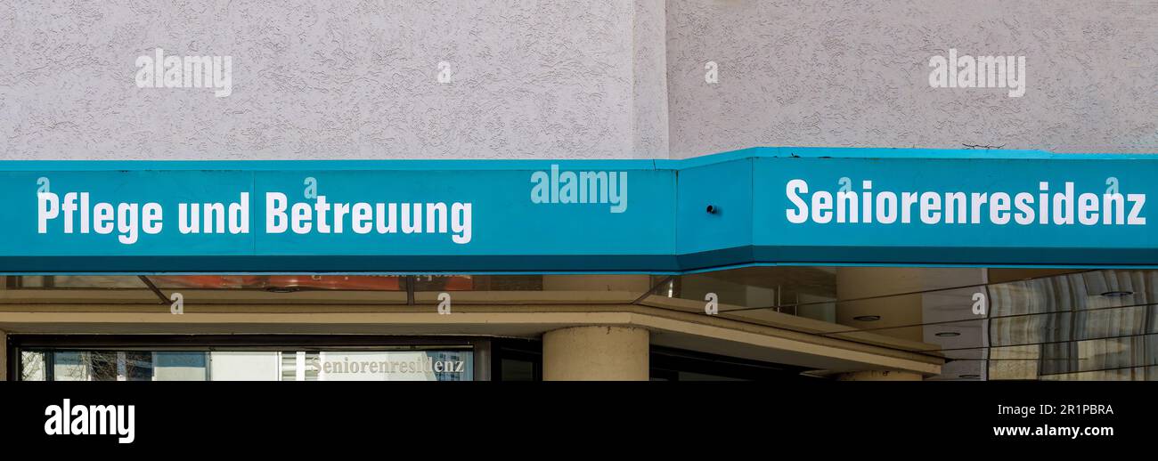 Affiche sur le mur d'une maison de retraite et de soins infirmiers. Le texte Pflege und Betreuung est allemand pour les soins infirmiers, . Banque D'Images