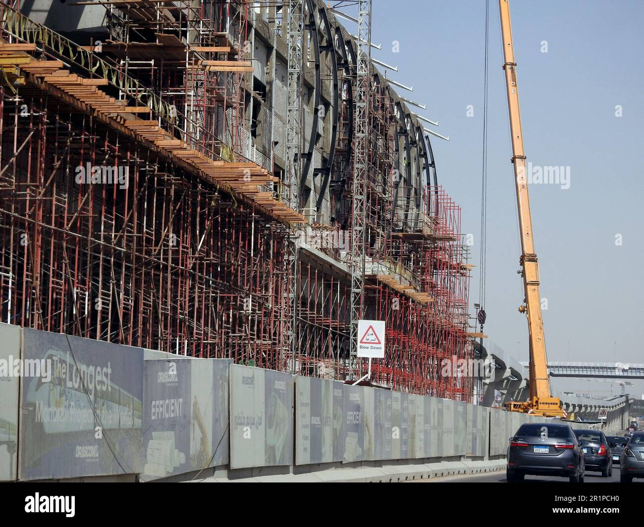 Le Caire, Egypte, 10 mai 2023: Le site monorail du Caire qui est en construction par la compagnie Orascom avec les colonnes et les voies dans la ville du Nouveau Caire, rapide Banque D'Images