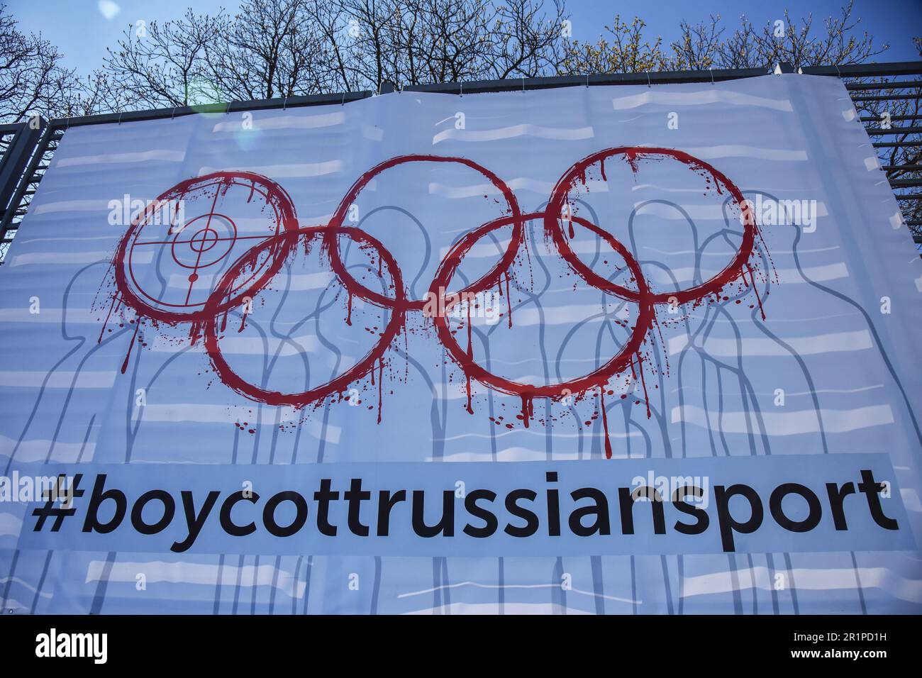 Une bannière avec l'inscription #BoycottRussianSport vu dans l'un des terrains de sport de Lviv. L’Ukraine et de nombreux pays dans le monde exigent que les athlètes russes soient interdits aux Jeux Olympiques et autres compétitions internationales en raison de la guerre russo-ukrainienne lancée par la Russie. De nombreux athlètes ukrainiens qui ont défendu l'Ukraine contre l'agresseur russe sont déjà morts dans cette guerre. Pour soutenir le boycott, une bannière portant l'inscription #BoycottRussianSport a été accrochée à l'un des terrains de sport de Lviv. Banque D'Images