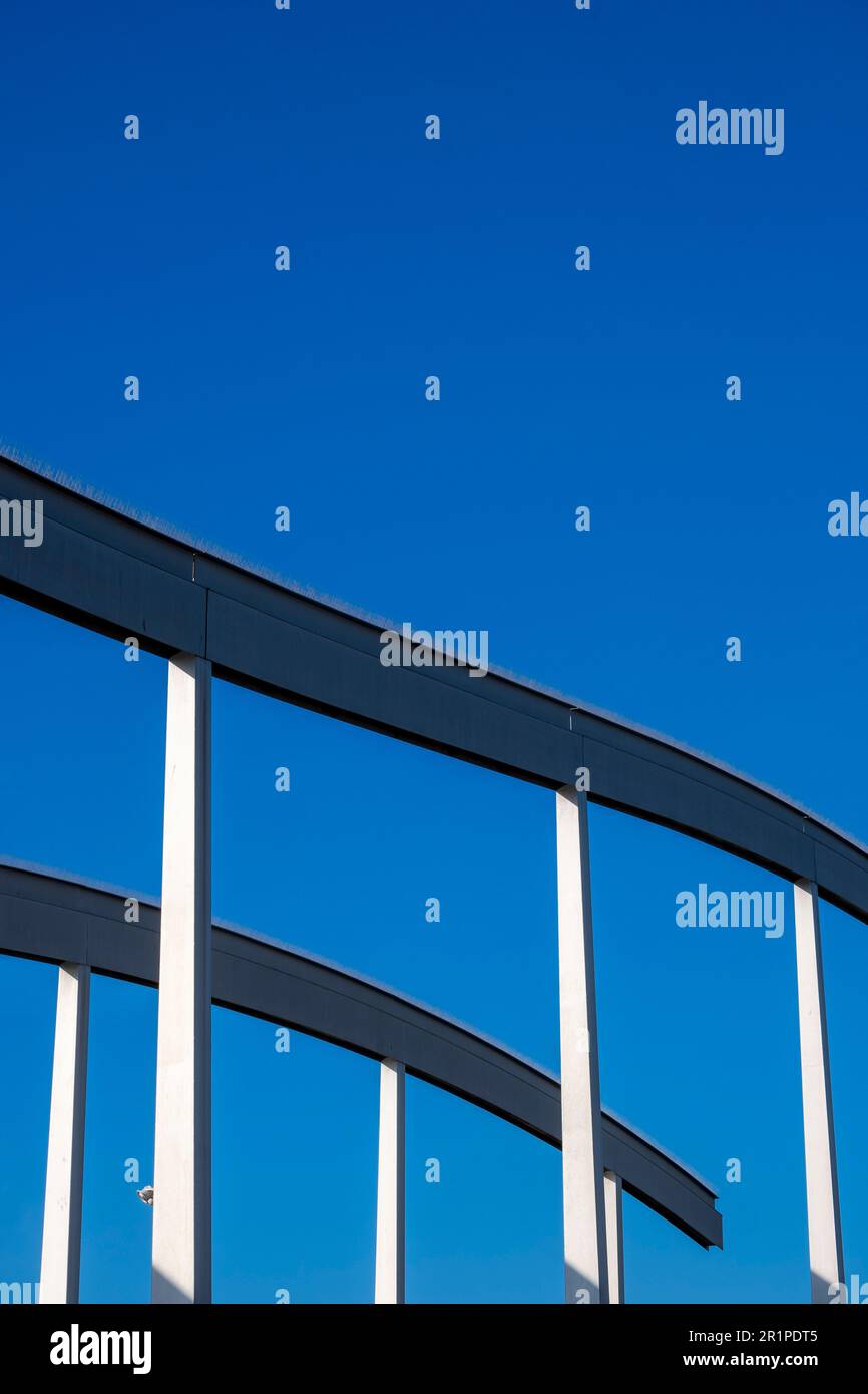structure en acier avec ciel bleu en arrière-plan Banque D'Images