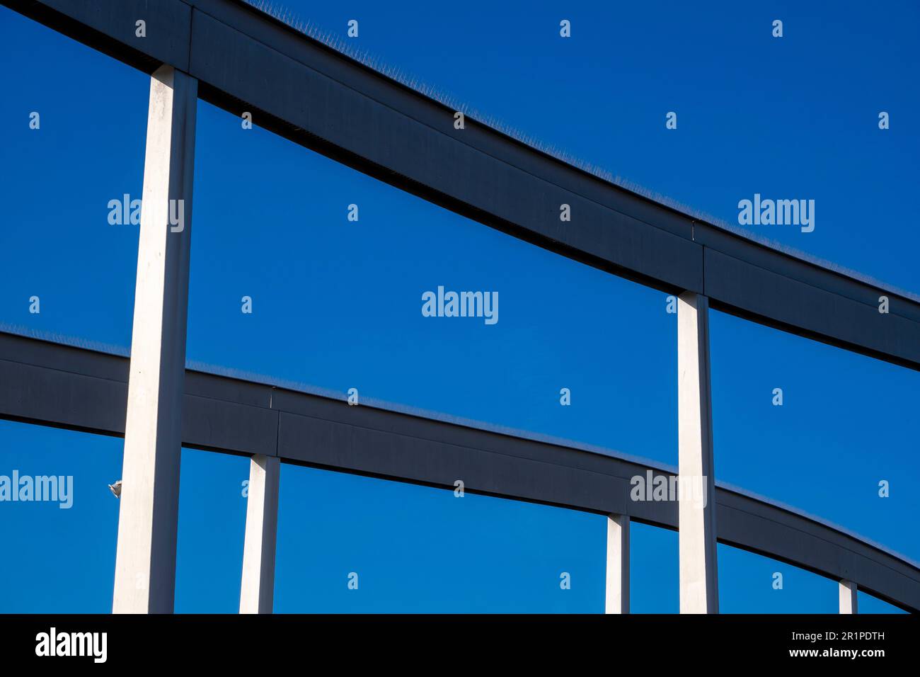 structure en acier avec ciel bleu en arrière-plan Banque D'Images