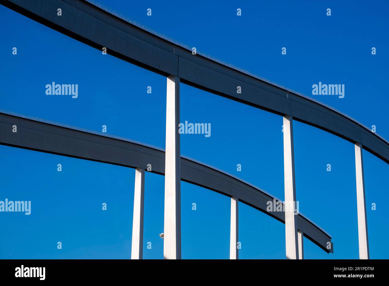 structure en acier avec ciel bleu en arrière-plan Banque D'Images