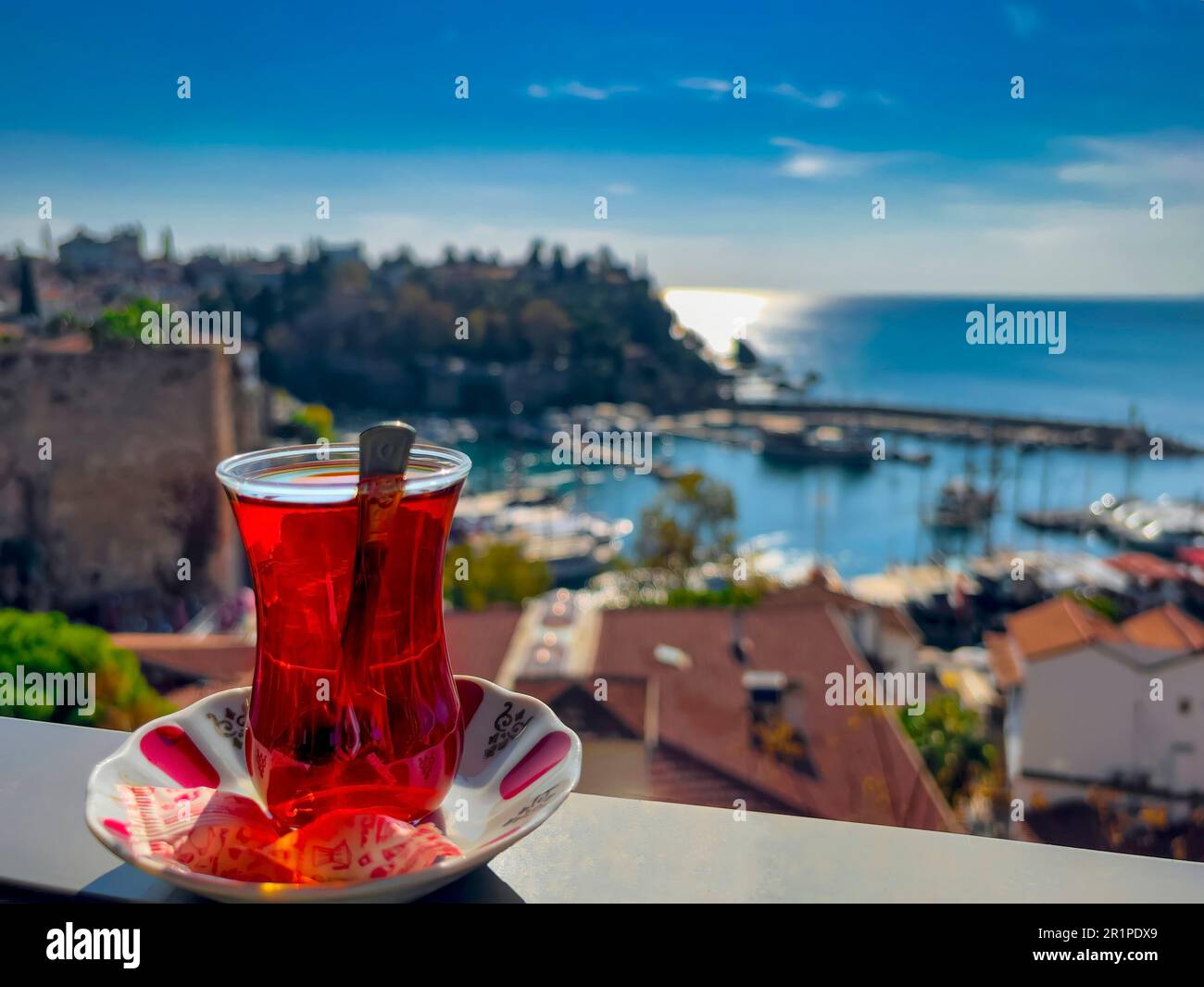 Thé turc, verre à thé avec vue sur Kaleici, Antalya, Turquie Banque D'Images
