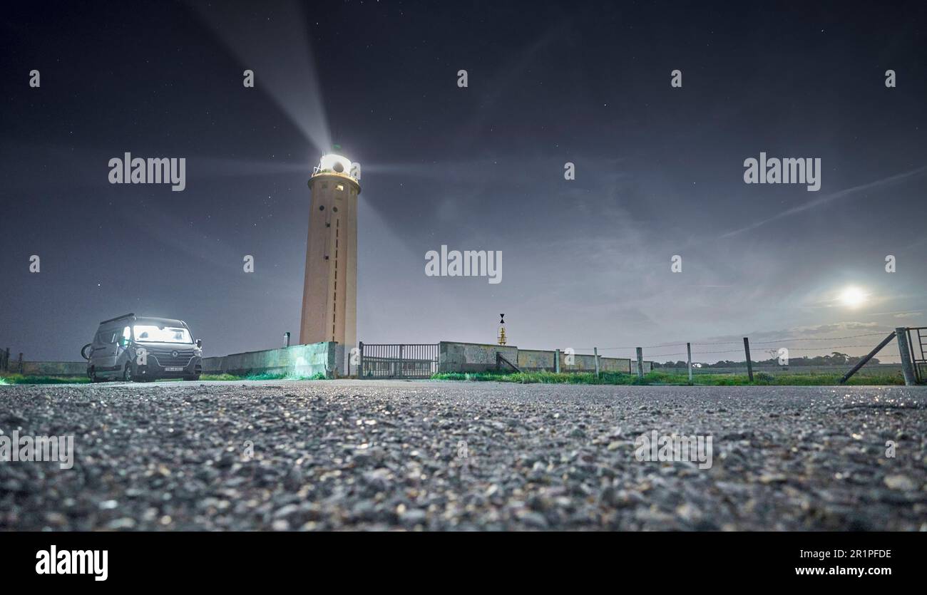 France, Normandie, phare de l'Antifer, pleine lune la nuit, campervan Banque D'Images