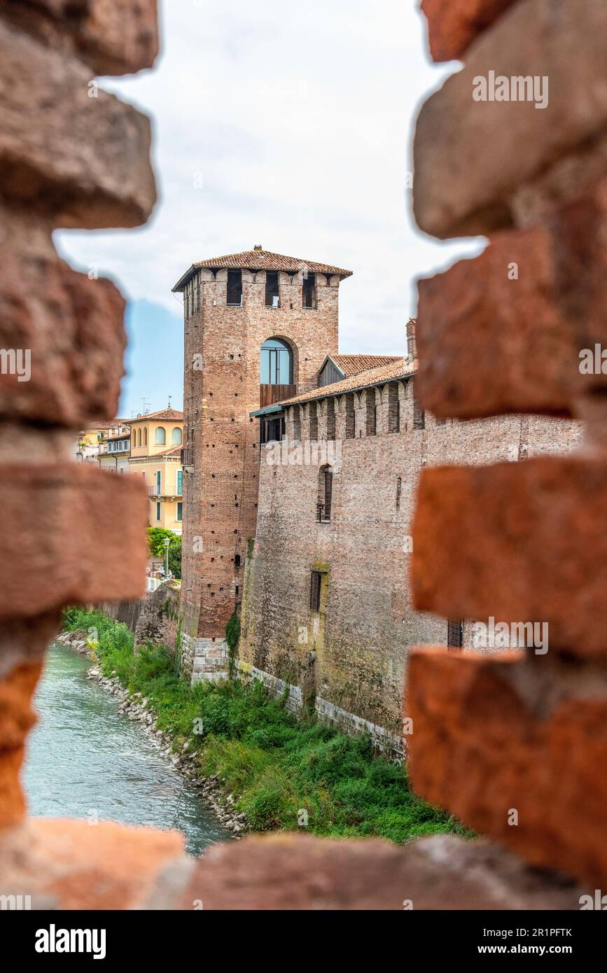 Vue panoramique sur une tour du château médiéval de Castelvecchio à Vérone, en Italie Banque D'Images