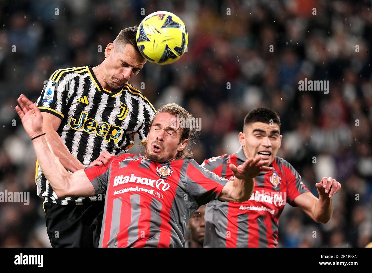 Arkadiusz Milik de Juventus FC et Michele Castagnetti de la Cremone américaine lors de la série Un match de football entre la FC Juventus et la Cremonèse américaine à Juven Banque D'Images