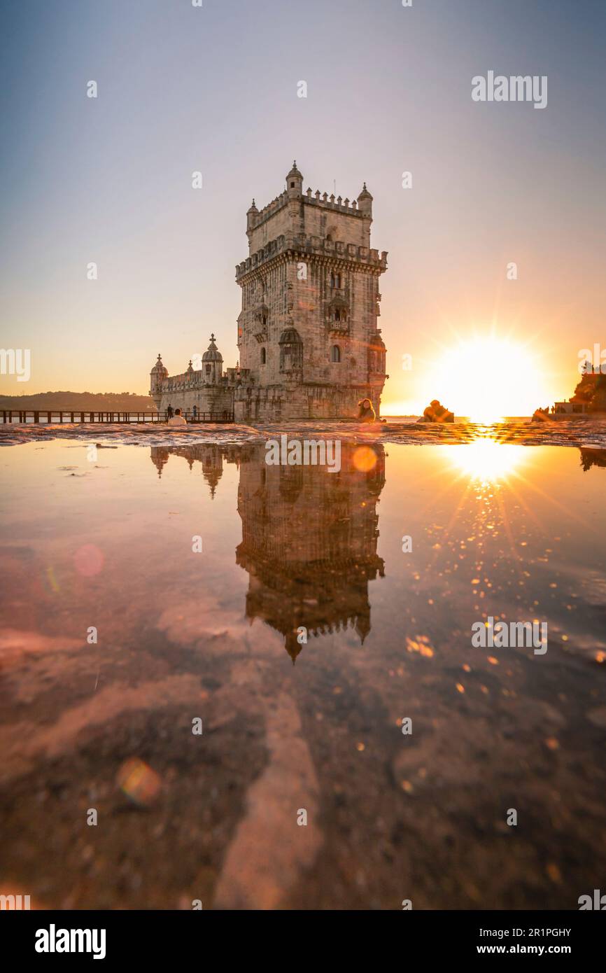 La tour de guet Torre de Belém se trouve dans l'estuaire du Tage. Coucher de soleil à Lisbonne, Portugal Banque D'Images