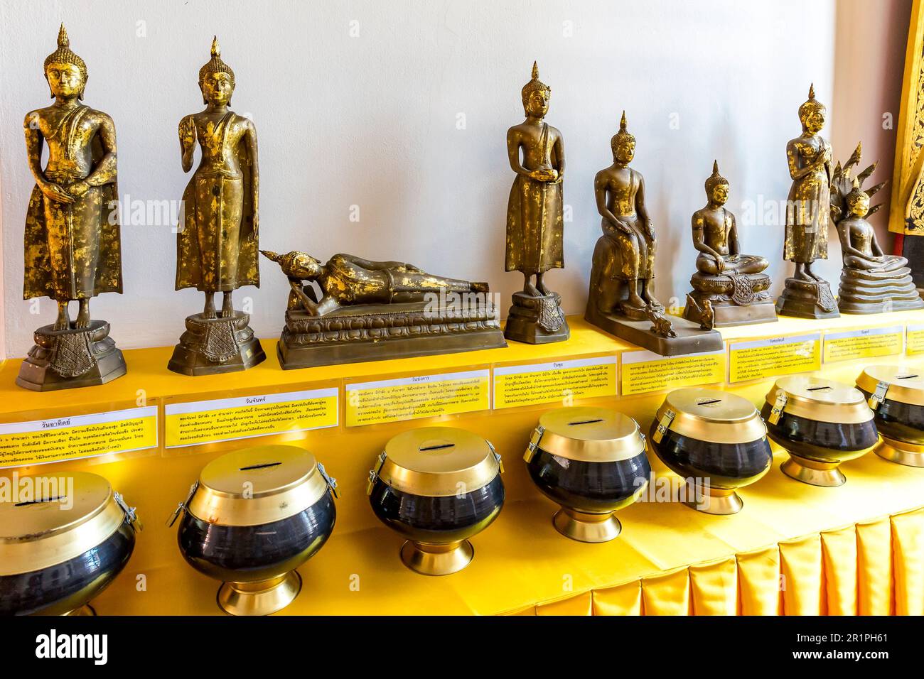 Statue de Bouddha pour chaque jour de la semaine, Wat Saket, Temple de la montagne d'or, Wat Saket Ratcha Wora Maha Wihan, Bangkok, Thaïlande, Asie Banque D'Images