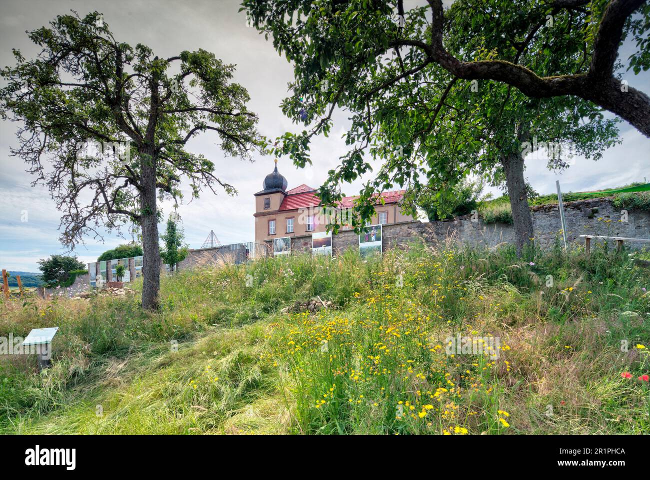 Pré Orchard, Propstei Zella, architecture, façade de la maison, vue sur le village, Eté, Zella, Rhön, Wartburgkreis, Thuringe, Allemagne, Europe, Banque D'Images