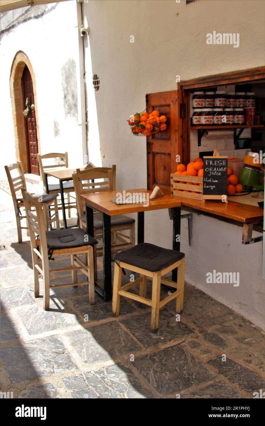 Taverne accueillante, locale, Lindos, Rhodes, Grèce, Europe Banque D'Images