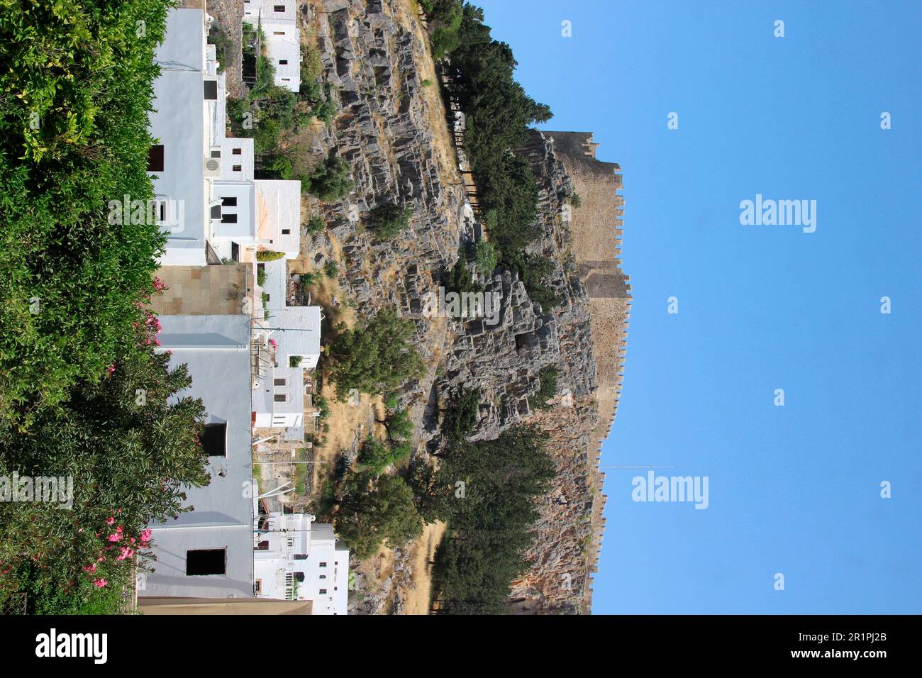 Vue sur l'Acropole, Lindos, l'île de Rhodes, Dodécanèse, mer Egée, Grèce Banque D'Images