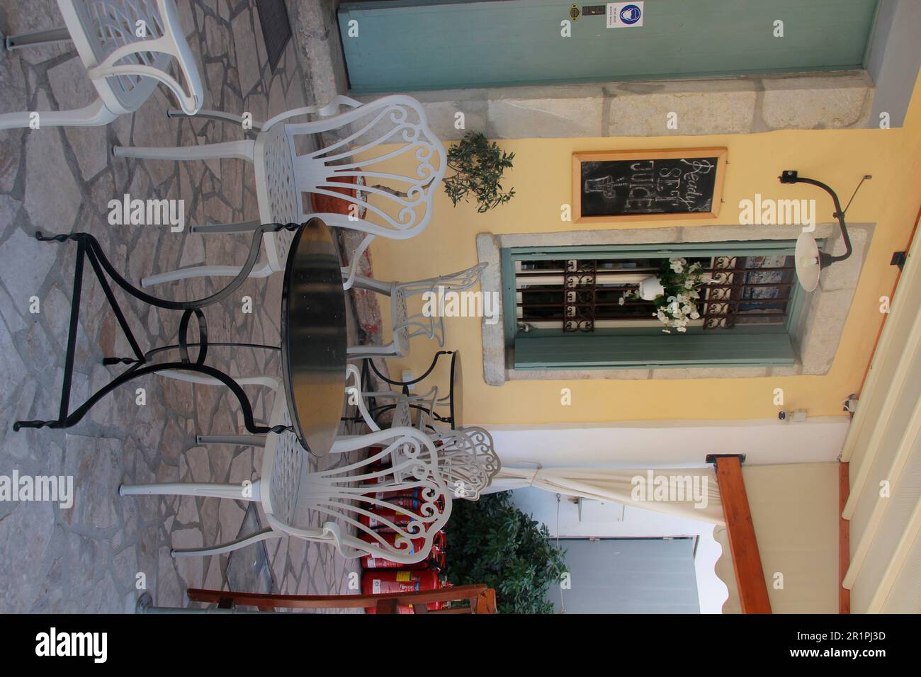 Restaurant local, bar, café sur l'île de Symi, Grèce, sièges, tables, chaises Banque D'Images