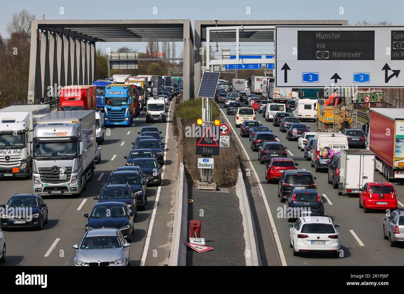 Oberhausen, Rhénanie-du-Nord-Westphalie, Allemagne - embouteillage sur l'autoroute A3, voyage de Pâques, voitures, fourgonnettes, camions, les caravanes et les campeurs sont dans l'embouteillage. Banque D'Images