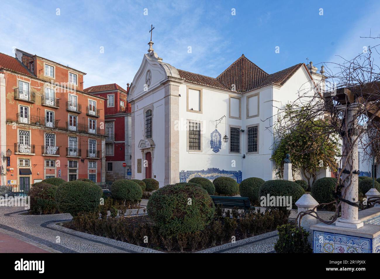 Miradouro de Santa Luzia, une terrasse d'observation avec une pergola offrant une vue spectaculaire sur Lisbonne et le Tage Banque D'Images