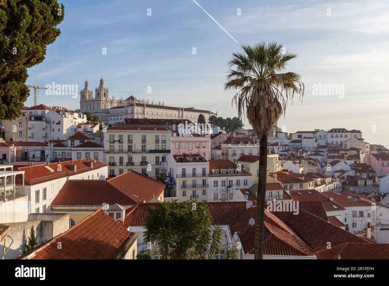 Vue depuis Miradouro de Santa Luzia sur le quartier avec le monastère de Sao Vicente de Fora à Alfama, Lisbonne Banque D'Images