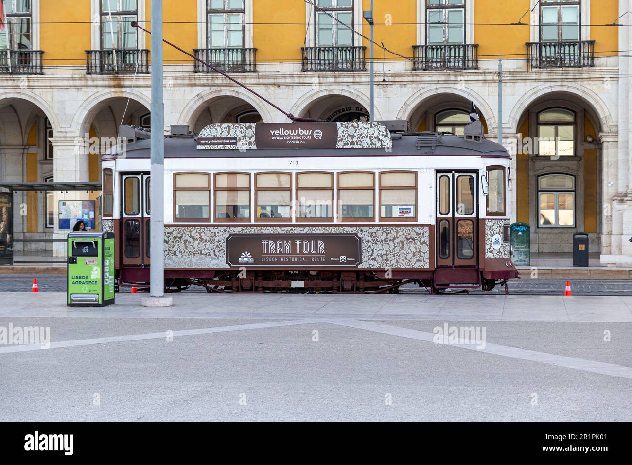Praça do Comércio est une superbe place d'Europe, située à Lisbonne et face au vaste estuaire du Tage, ancien tramway Banque D'Images