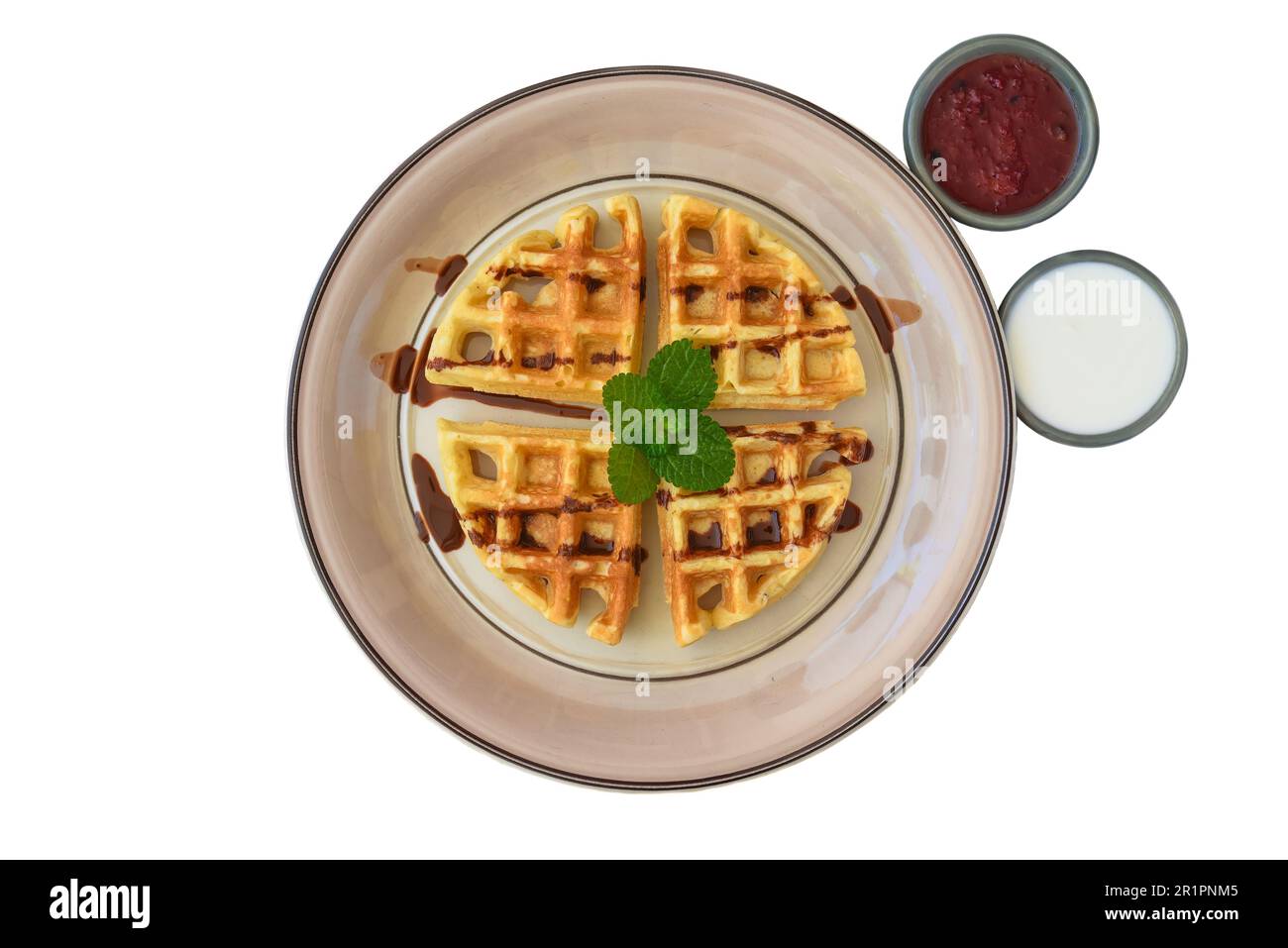 Gaufres belges avec cannelle sur une assiette avec garniture tropicale et sauce au yaourt Banque D'Images