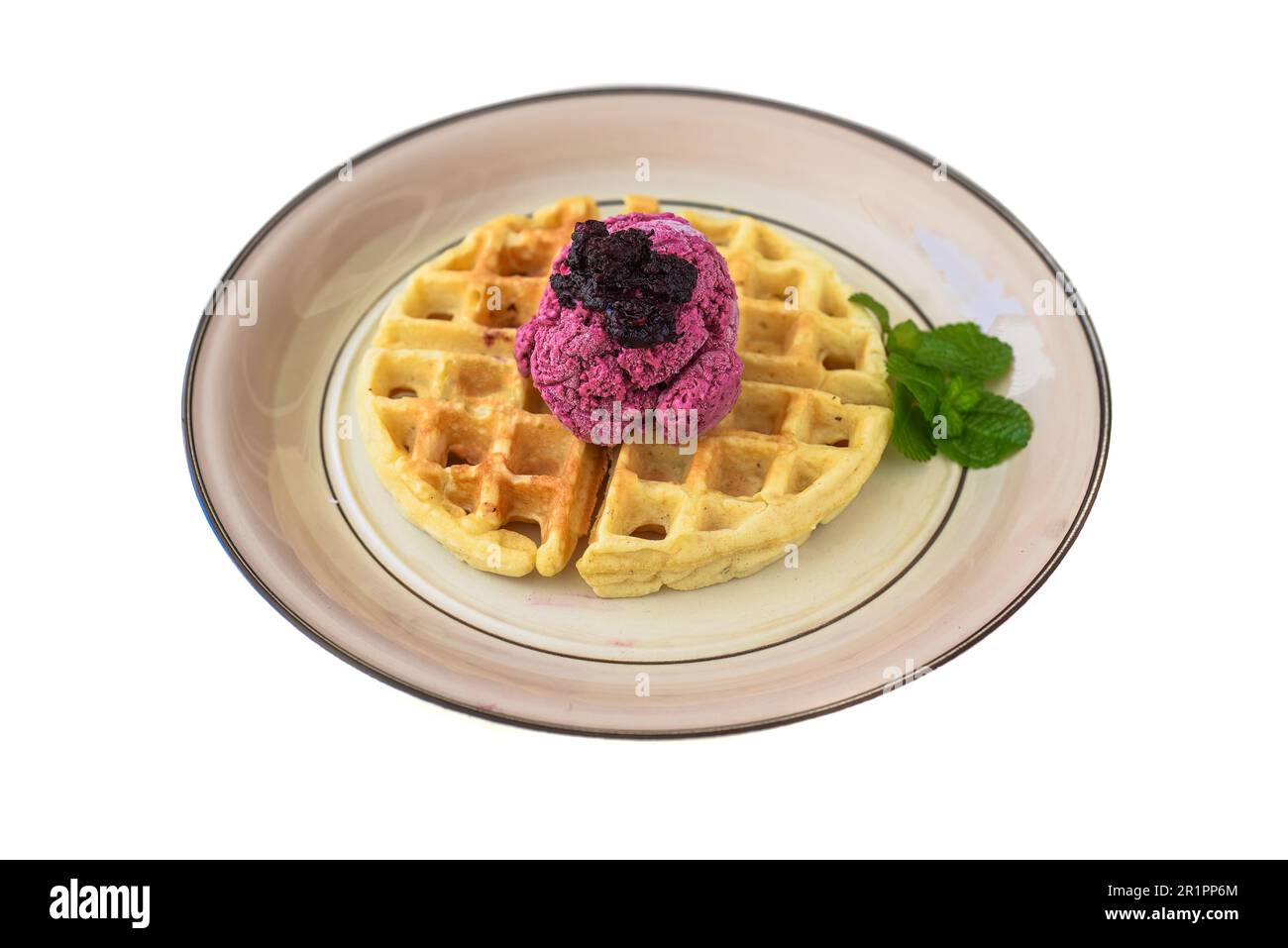 Crème glacée bio Hibiscus avec gaufre sur plaque isolée sur fond blanc vue latérale Banque D'Images