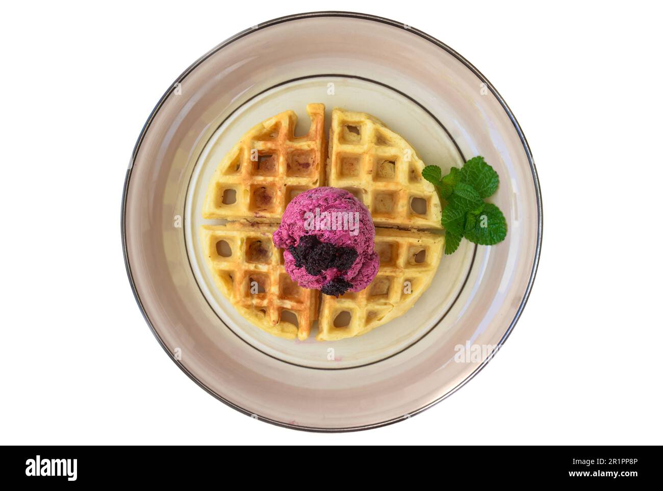 Crème glacée bio Hibiscus avec gaufre sur plaque isolée sur fond blanc vue latérale Banque D'Images