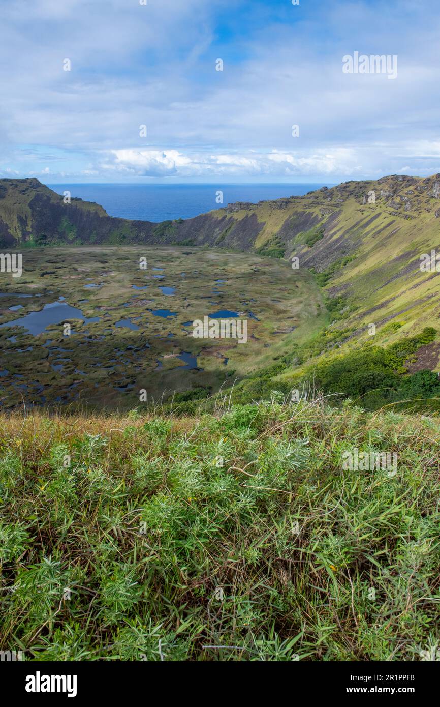 Chili, île de Pâques alias Rapa Nui, Orongo, Rano Kau. Cratère volcanique avec lac intérieur. Patrimoine mondial de l'UNESCO. Banque D'Images
