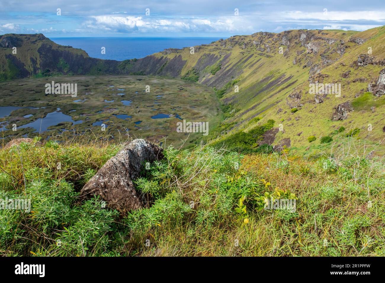 Chili, île de Pâques alias Rapa Nui, Orongo, Rano Kau. Cratère volcanique avec lac intérieur. Patrimoine mondial de l'UNESCO. Banque D'Images