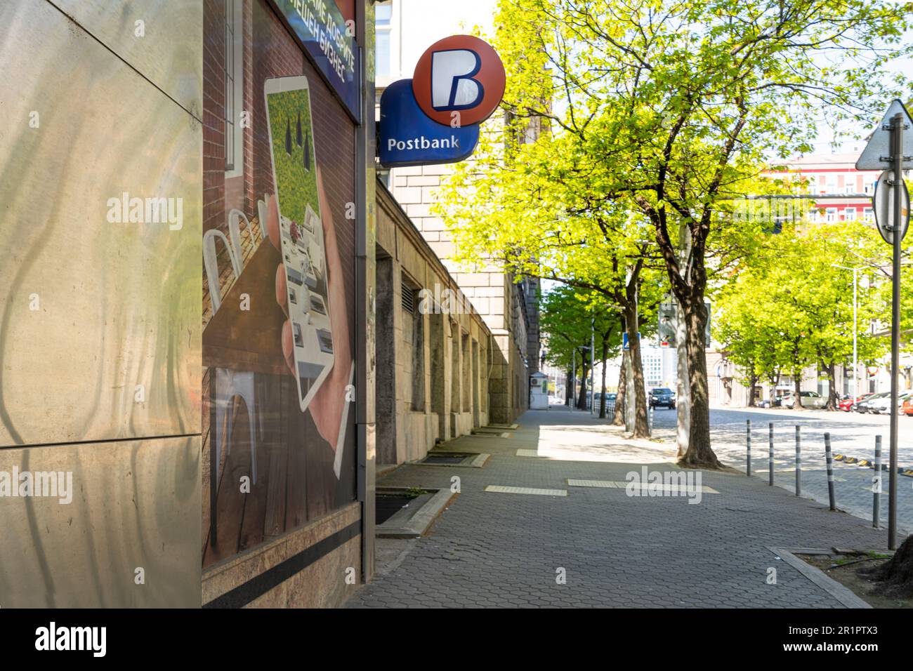 Sofia, Bulgarie. Mai 2023. Guichet automatique de Postbank dans la rue du centre-ville Banque D'Images