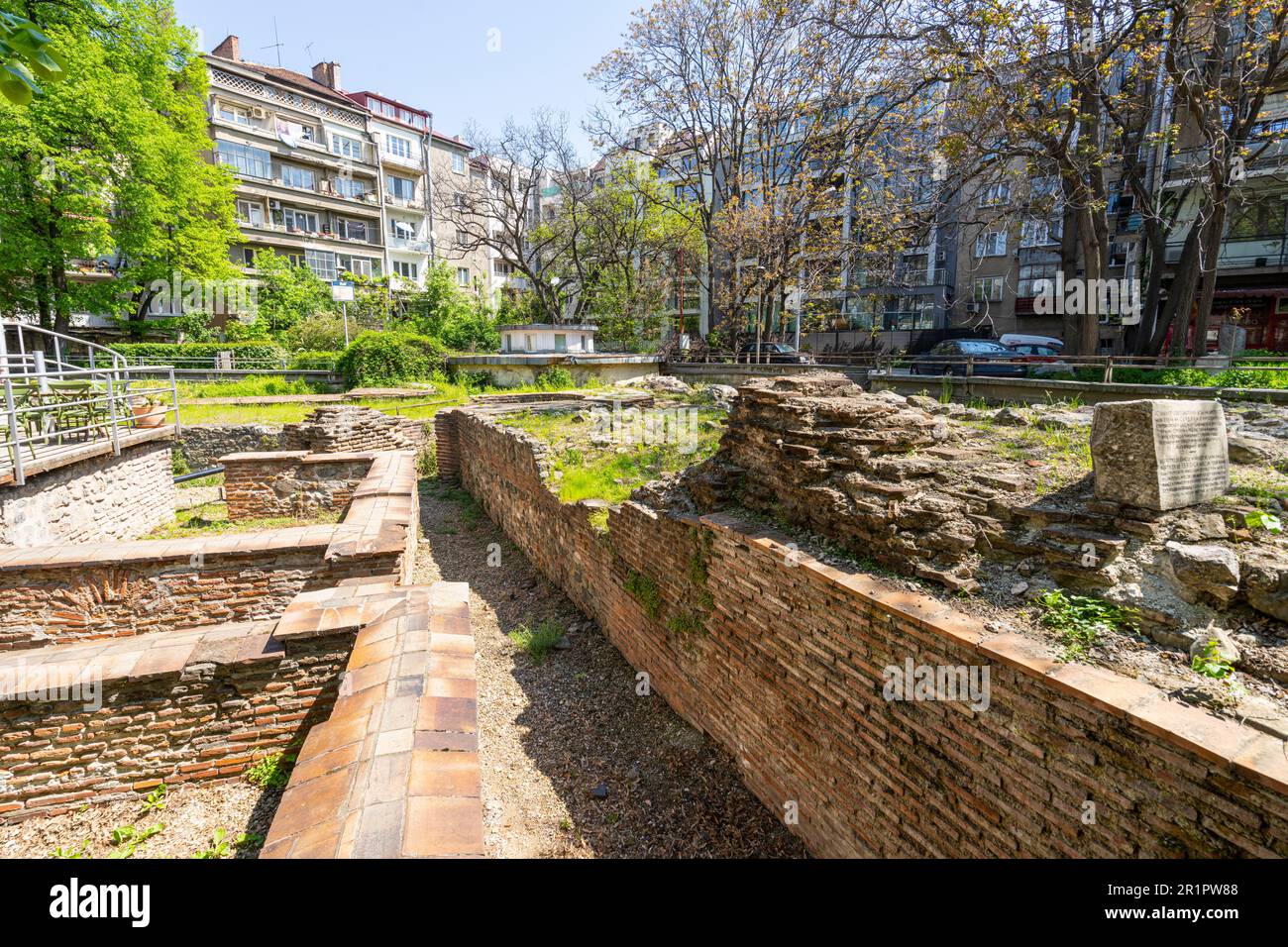 Sofia, Bulgarie. Mai 2023. Les vestiges archéologiques des anciens murs fortifiés de Serdica dans le nord-est du centre-ville Banque D'Images