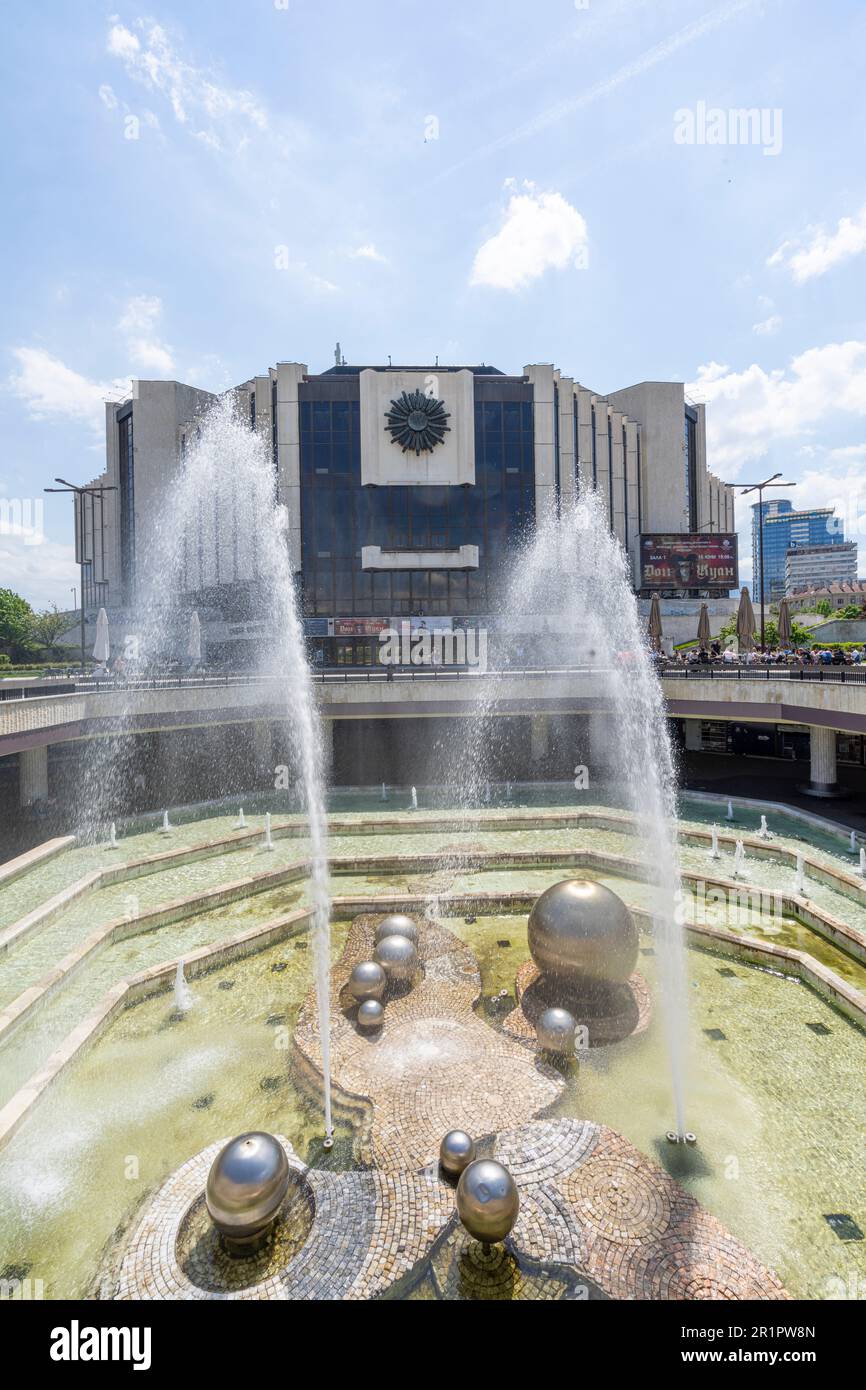 Sofia, Bulgarie. Mai 2023. Vue panoramique sur les fontaines en face du Palais national de la Culture dans le centre-ville Banque D'Images