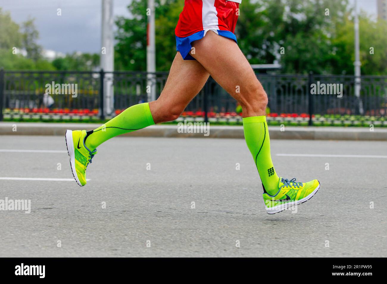 Chaussures de running Nike et chaussettes de compression CEP, jambes homme  coureur course à pied ville marathon, course de sports d'été Photo Stock -  Alamy