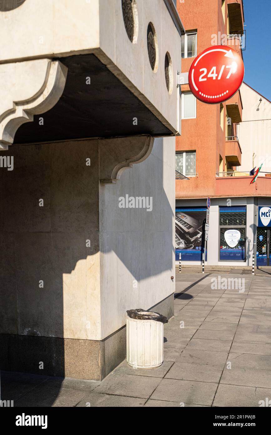 Sofia, Bulgarie. Mai 2023. Distributeur automatique de billets dans une rue du centre-ville Banque D'Images