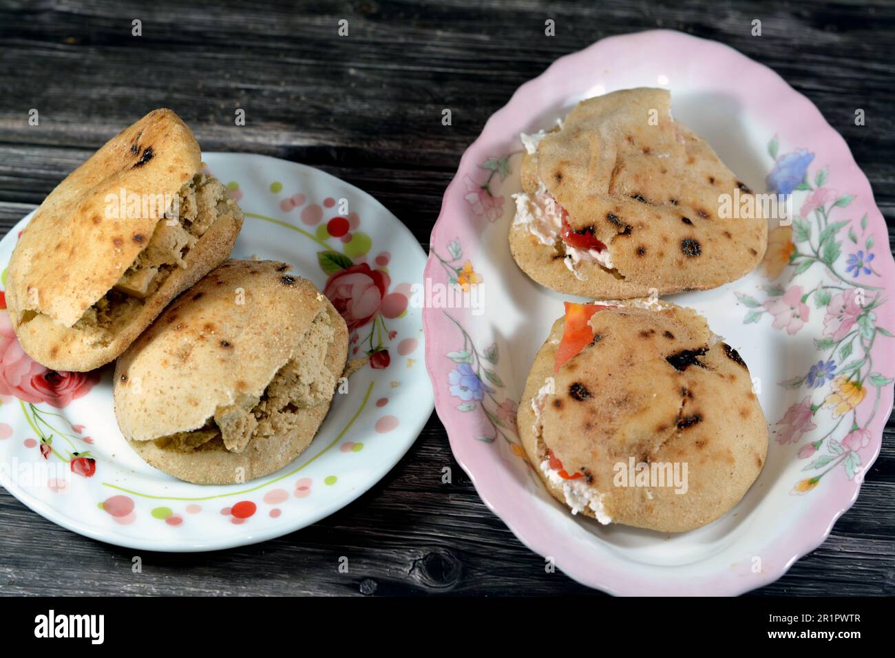 Sandwiches de fromage blanc Feta avec des tranches de tomates et de tahini traditionnel ou Halawa Tahiniya comme tahini de base et base de sucre à l'intérieur d'un Banque D'Images
