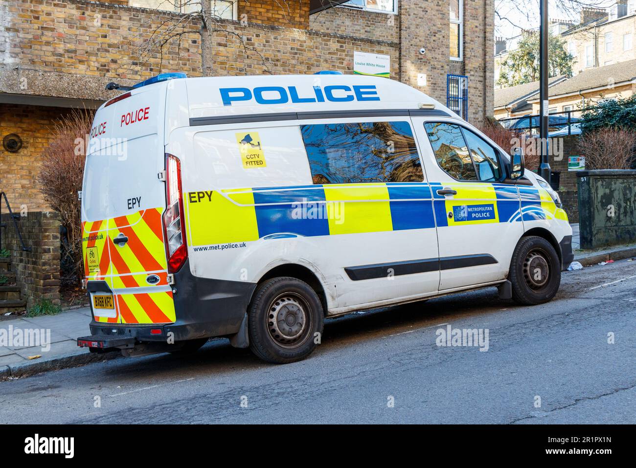 Une fourgonnette de police métropolitaine assistant à un incident, North London, Royaume-Uni Banque D'Images