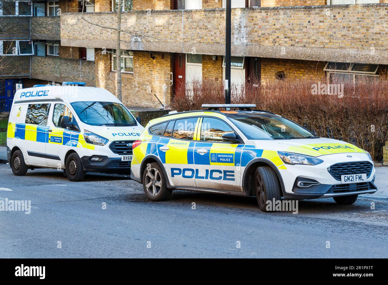 Véhicules de police métropolitaine assistant à un incident, North London, Royaume-Uni Banque D'Images