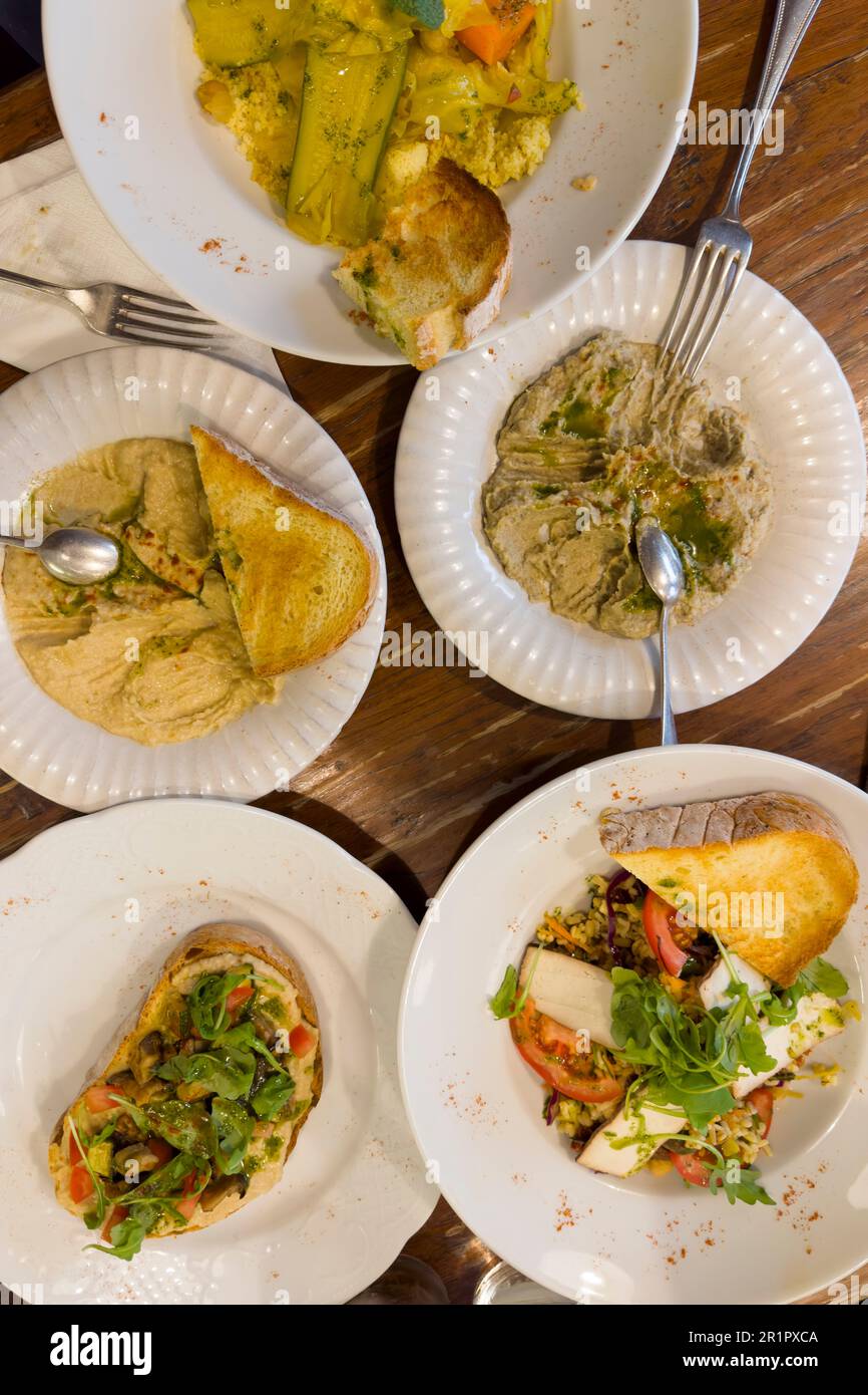 Italie, Trentin-Haut-Adige, Haut-Adige - Tyrol du Sud, Bolzano, cuisine végétalienne avec des ingrédients sans produits animaux, restaurant bio humus par Mohammad Madu Hussen, plats arabes. Banque D'Images