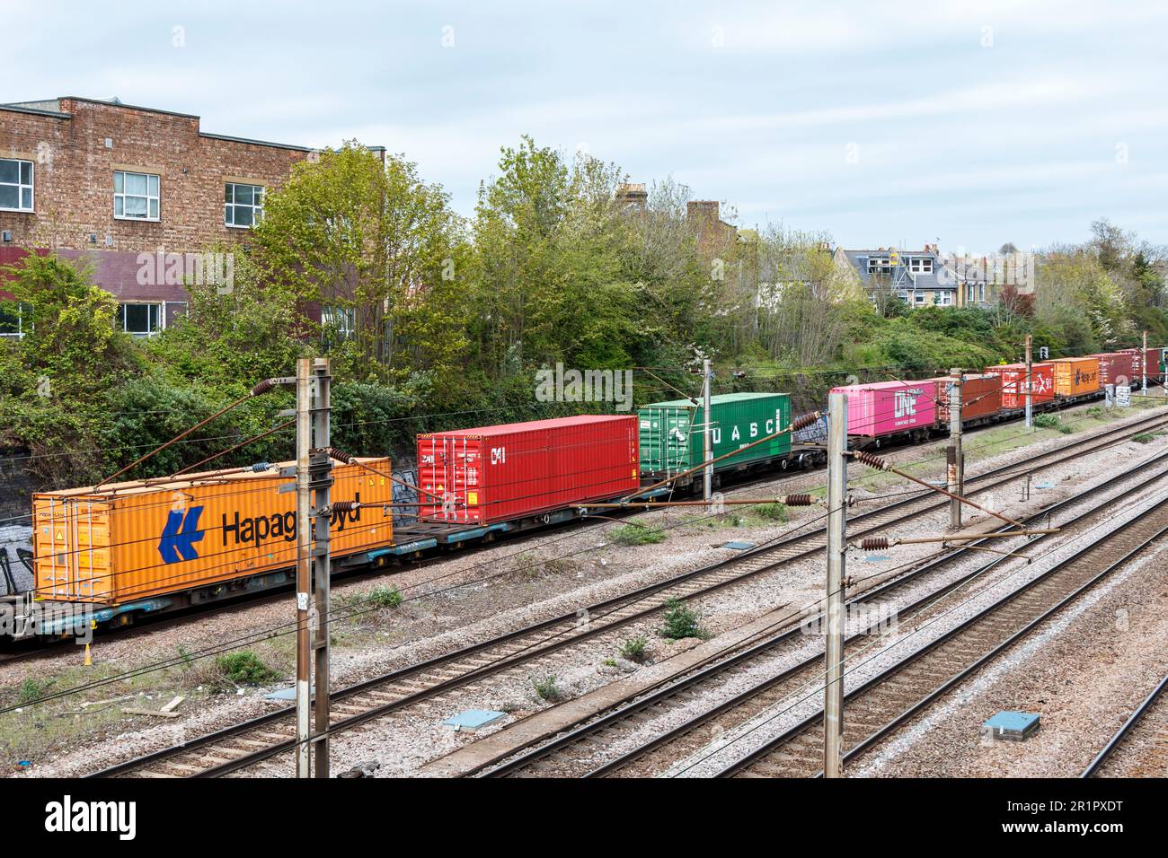 Un train de marchandises en direction du nord depuis le parc de Finsbury, Londres, Royaume-Uni Banque D'Images