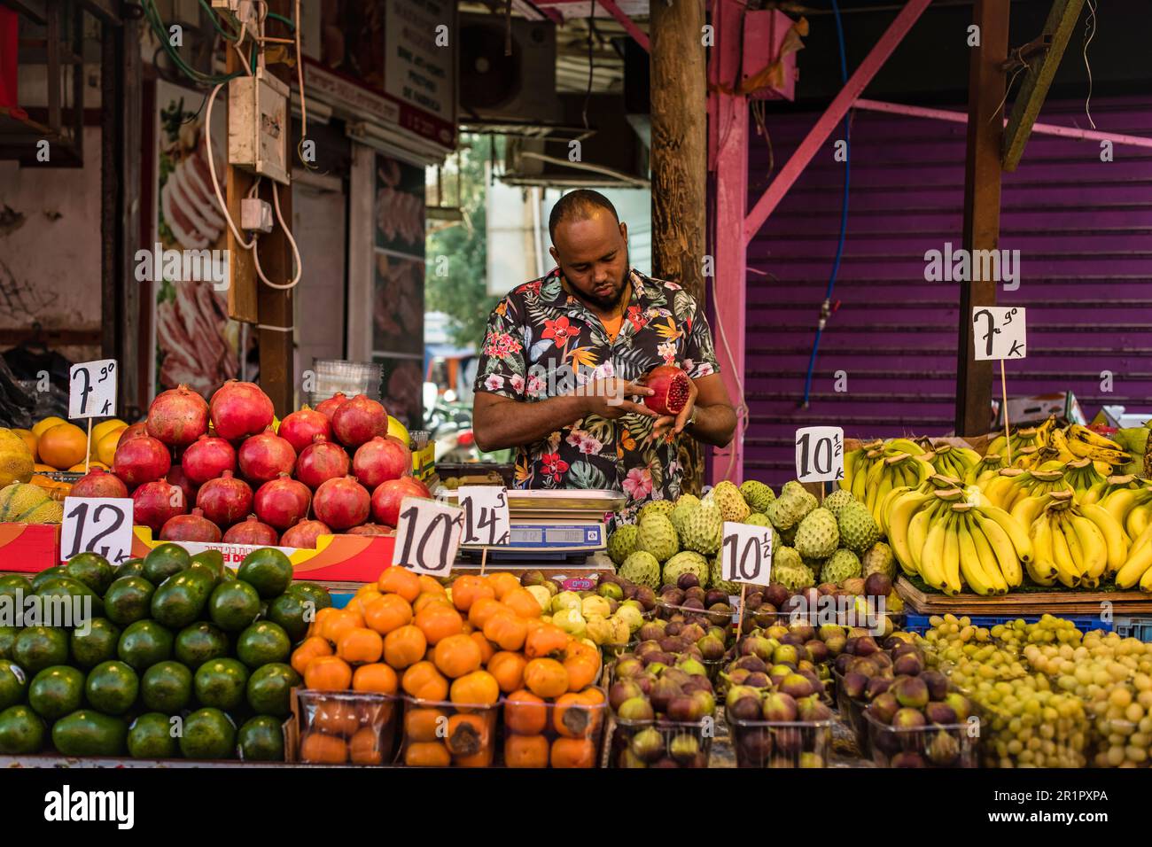 Marqueur propriétaire de la stalle coupant ouvrir une chemise de couleur grenade Banque D'Images