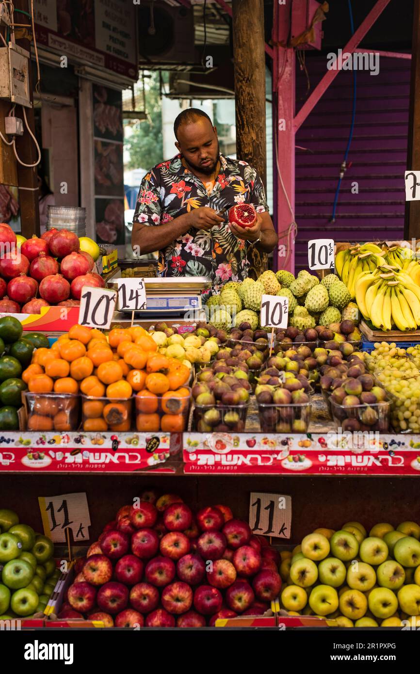Marqueur propriétaire de la stalle coupant ouvrir une chemise de couleur grenade Banque D'Images