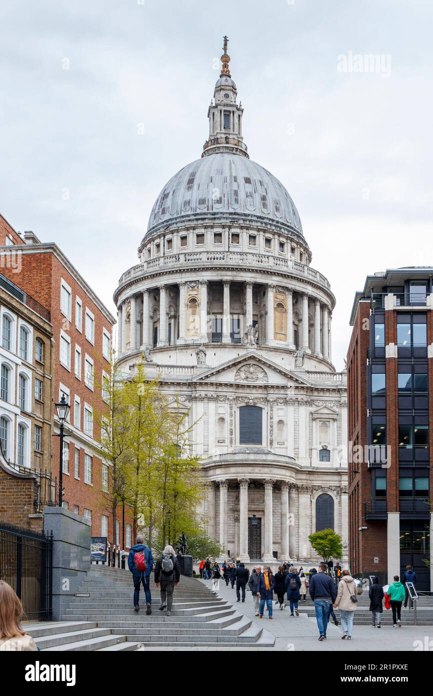 Vue sur la cathédrale Saint-Paul depuis Sermon Lane/Peter's Hill, Londres, Royaume-Uni Banque D'Images