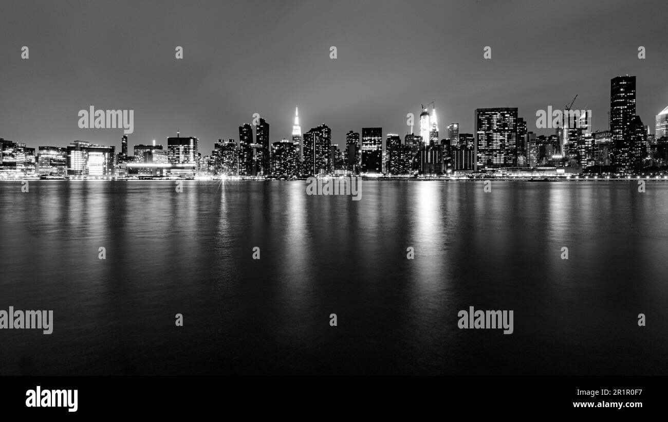 Horizon de mi-Manhattan avec bâtiment Crysler la nuit Banque D'Images