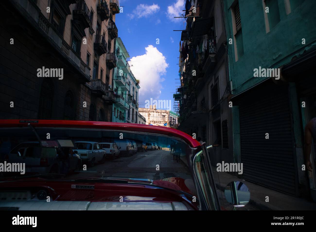 Conduisez une voiture classique à travers la Havane pour un voyage inoubliable dans le charme et l'histoire de la ville. Banque D'Images