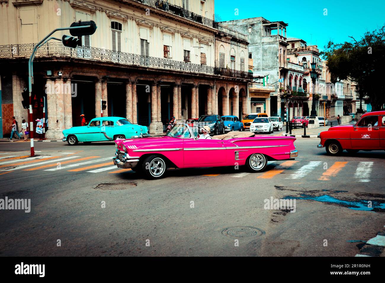 Conduisez une voiture classique à travers la Havane pour un voyage inoubliable dans le charme et l'histoire de la ville. Banque D'Images